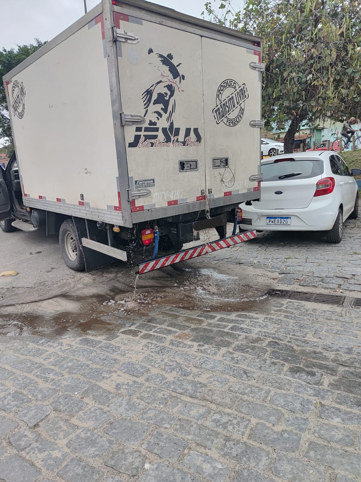 Prefeitura de Cabo Frio flagra despejo irregular de resíduos no Mercado do Peixe