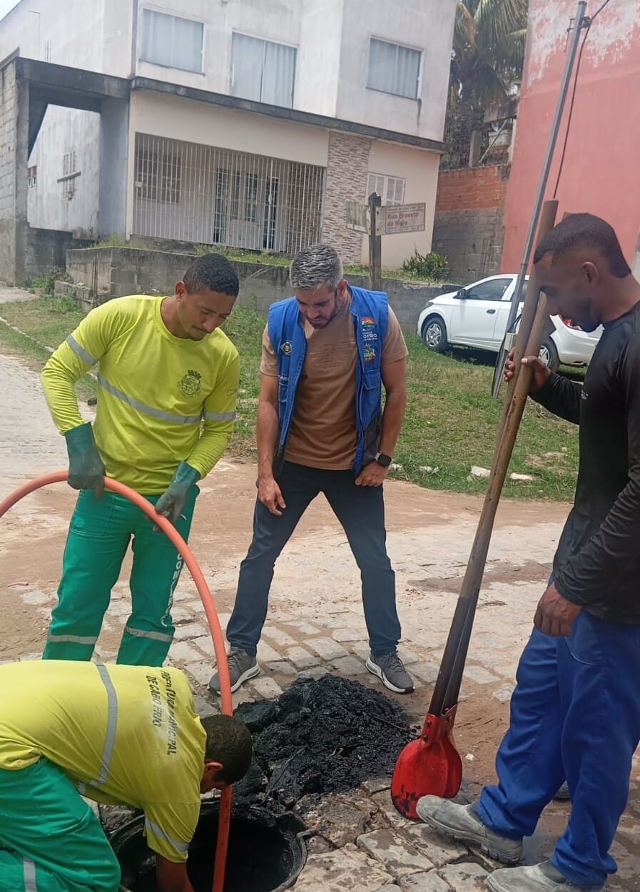 Secretaria de Serviços Públicos realiza intervenção na rede de esgoto da Vila do Ar