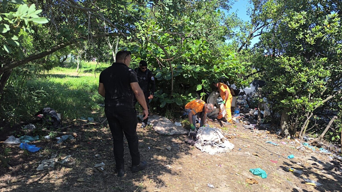 Prefeitura de Cabo Frio retira acampamentos irregulares em área de vegetação na Avenida Wilson Mendes, no Jacaré