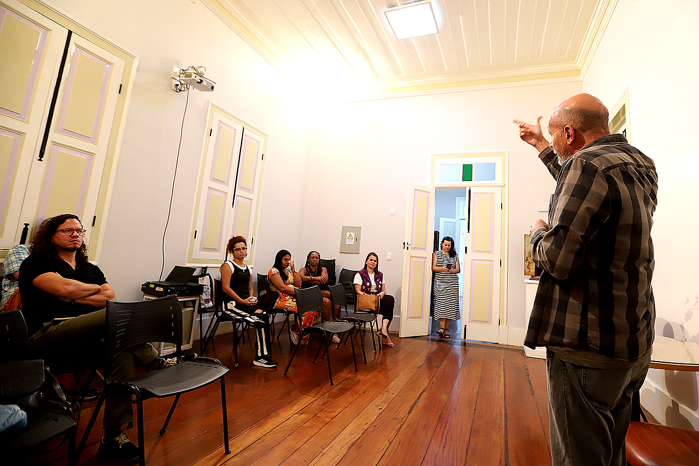 Café Literário promove debate sobre violência de gênero