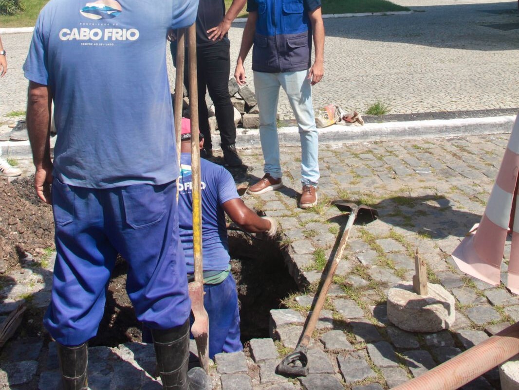 Prefeitura de Cabo Frio executa obra de drenagem e requalifica via na Praia do Siqueira