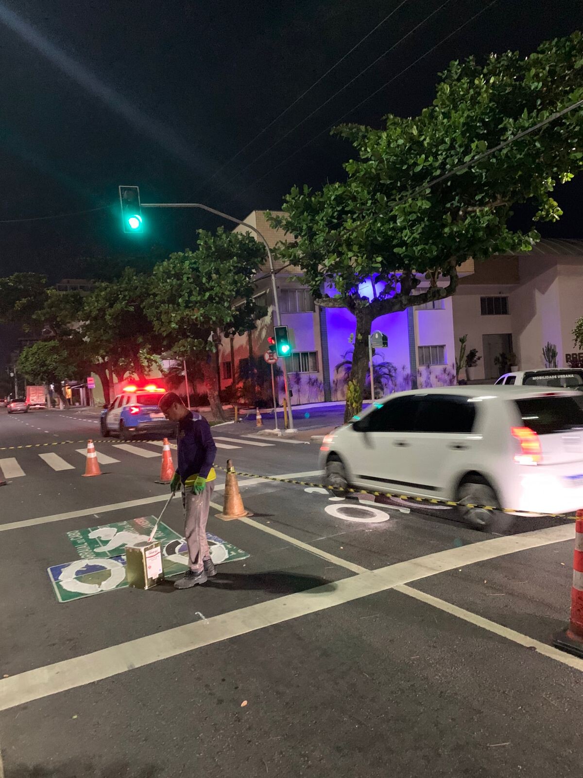 Secretaria de Mobilidade Urbana inicia pintura de áreas de espera para motos em semáforos da cidade