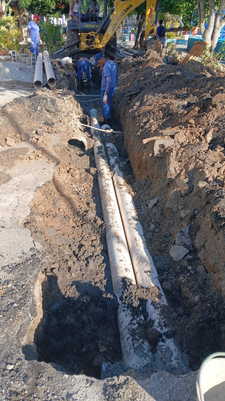 Prefeitura de Cabo Frio realiza substituição de manilha e libera via no bairro Vila Nova