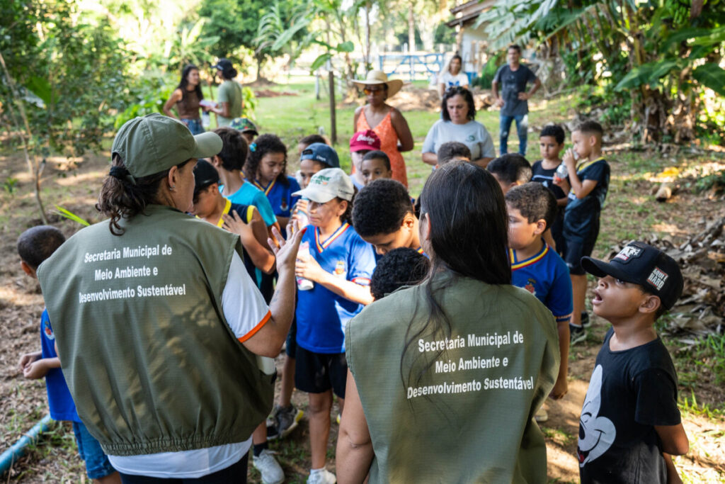 Quando o aprendizado ganha raízes: alunos vivenciam na prática a importância de cuidar do solo