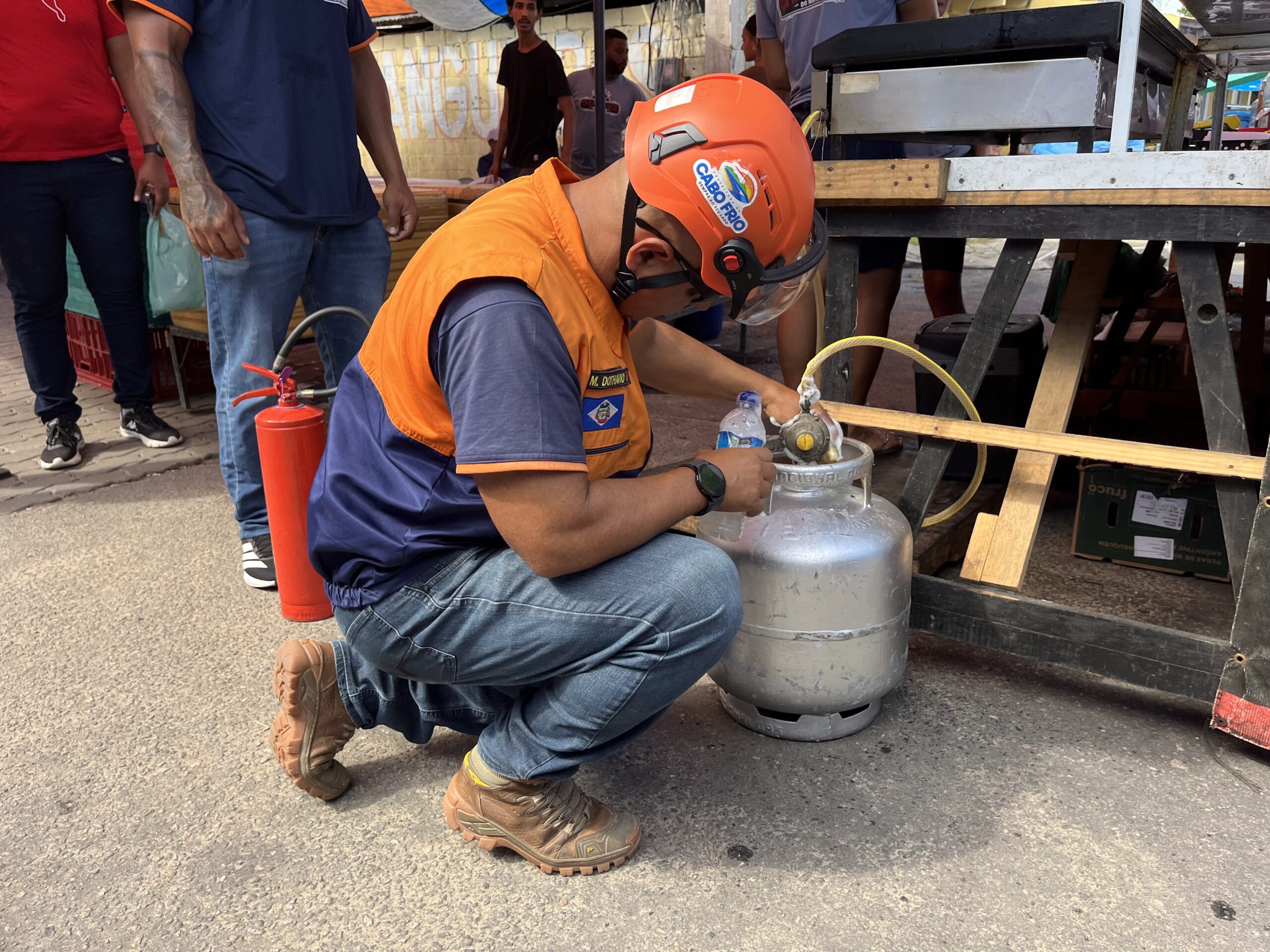 Prefeitura de Cabo Frio fiscaliza o uso de botijões de gás na feira livre de Tamoios
