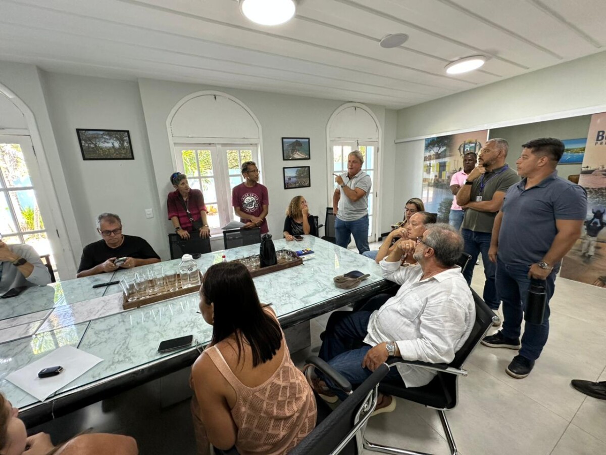 Prefeito de Búzios realiza reunião com representantes da Prolagos, INEA e moradores de Maria Joaquina sobre o Rio Una e propõe soluções para conter impactos ambientais