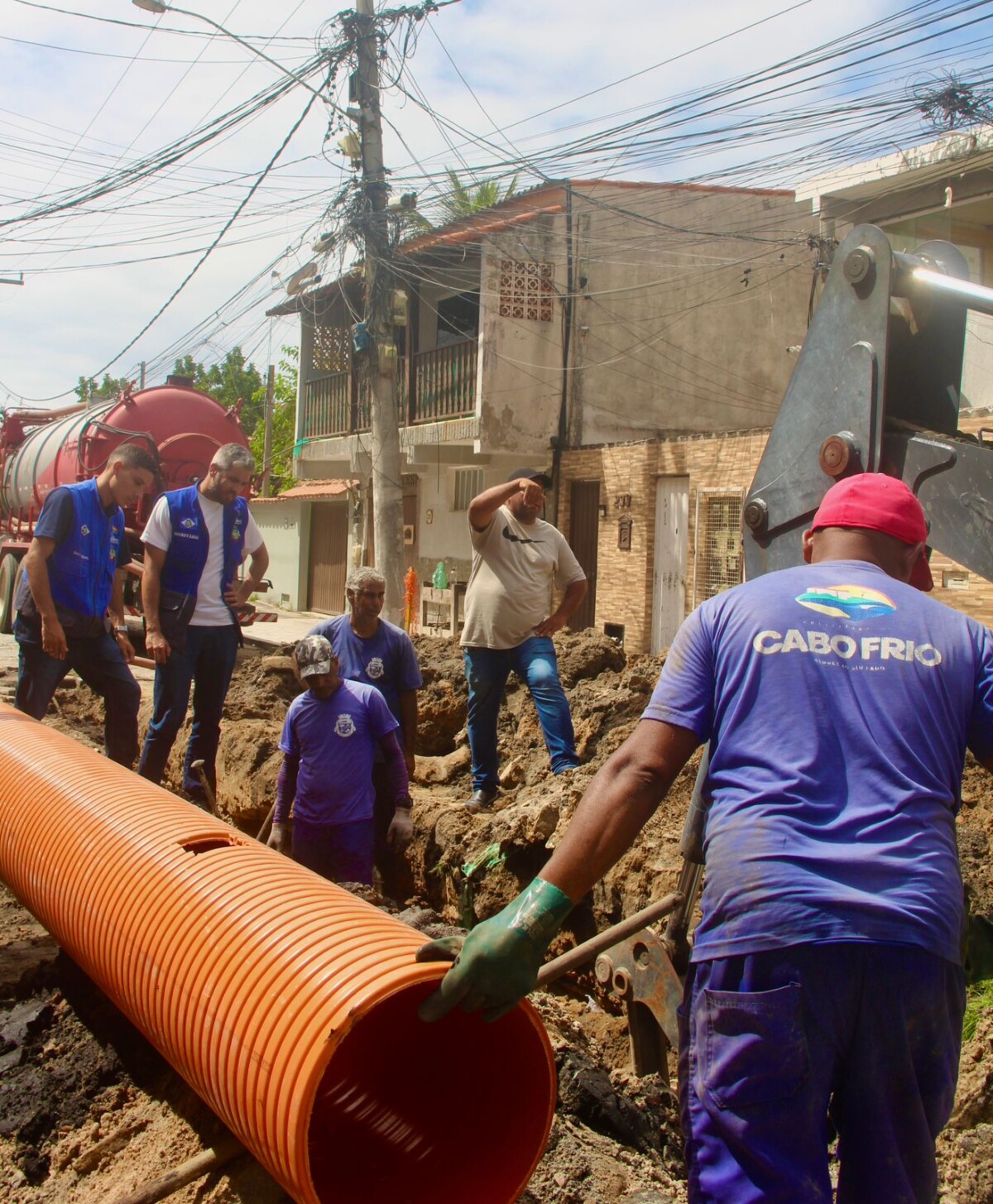 Prefeitura de Cabo Frio realiza intervenção em via do Jardim Náutilus para corrigir falha na drenagem
