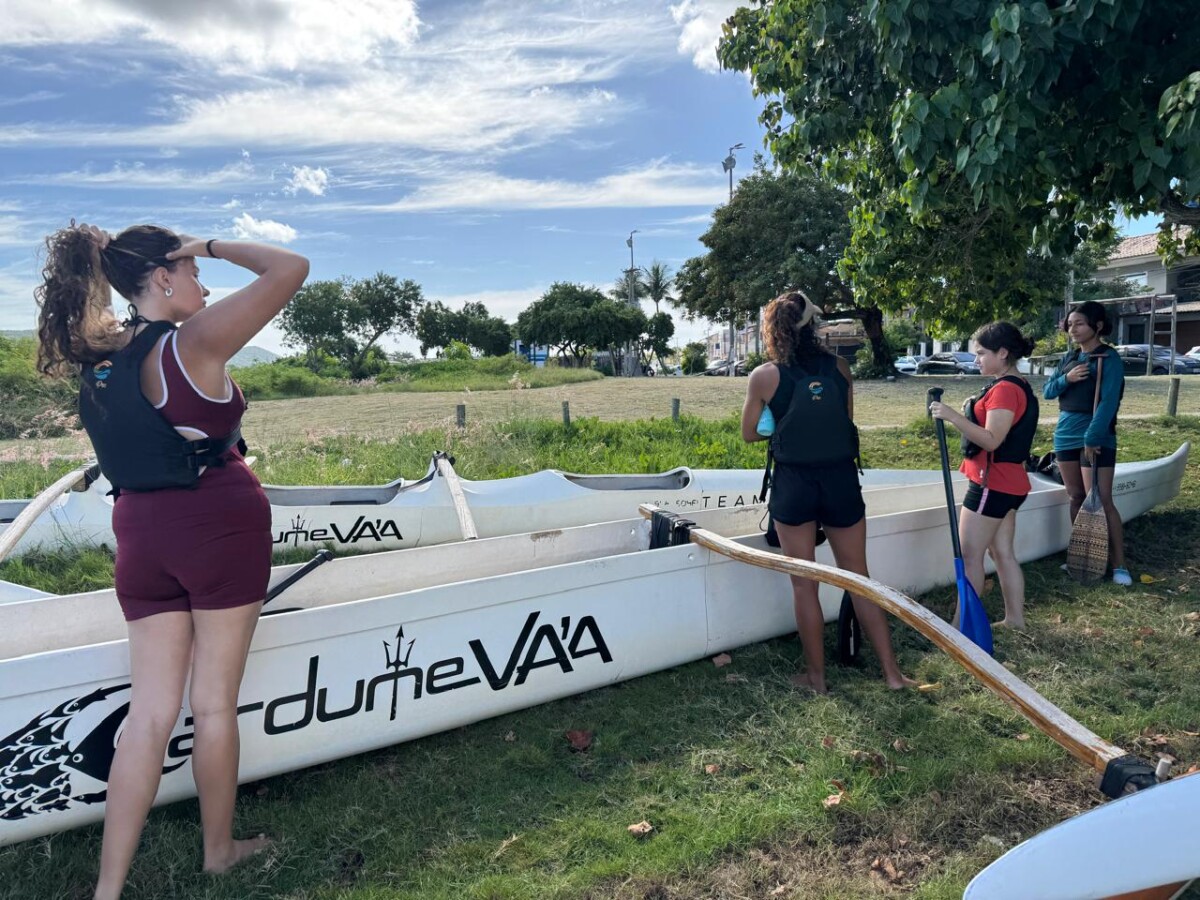 Alunos de projeto em parceria com a prefeitura de Cabo Frio participam de campeonato de canoa havaiana em Búzios