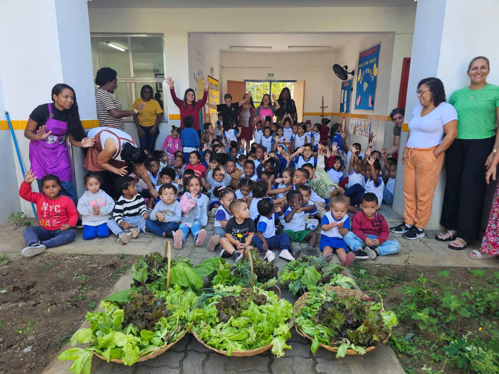 Projeto “Que Mato é Esse?” realiza colheita de hortaliças em escolas da rede municipal