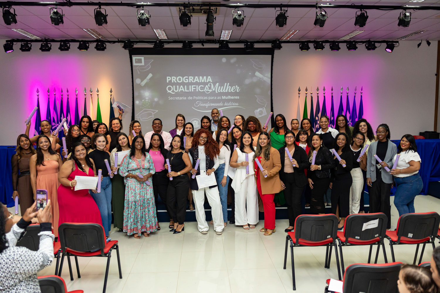 Qualifica Mulher certifica 60 alunas em cursos profissionalizantes voltados à autonomia feminina