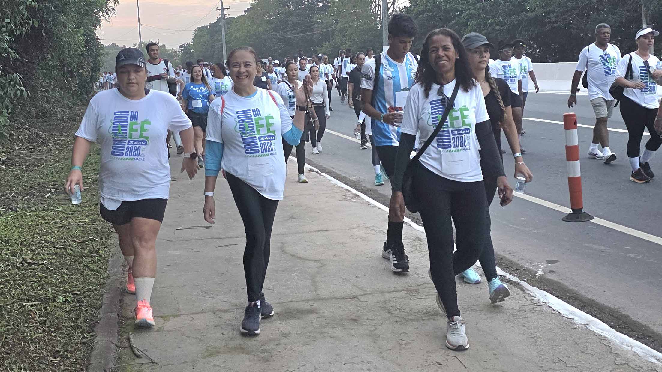 Caminhada da Fé reúne mais de 7 mil peregrinos em percurso de 34 quilômetros