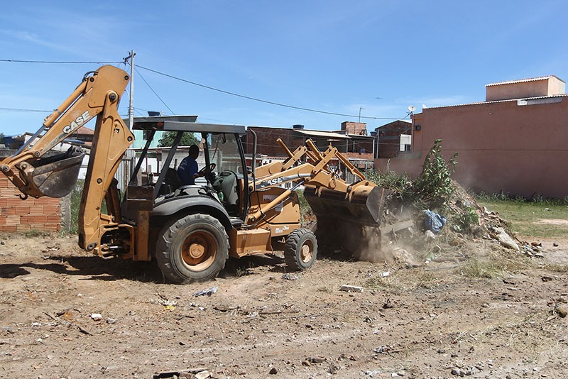 Secretaria de Serviços Públicos realiza limpeza em terreno baldio na Linha Vermelha