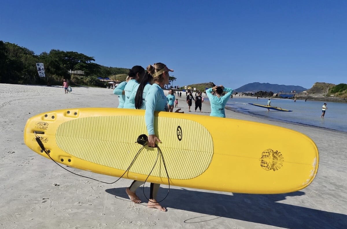 Projeto de Surf Terapêutico reúne mulheres vítimas de violência na Praia do Forte