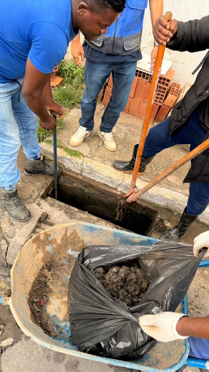 Prefeitura de Cabo Frio realiza mutirão de limpeza de ralos e bueiros no Cajueiro