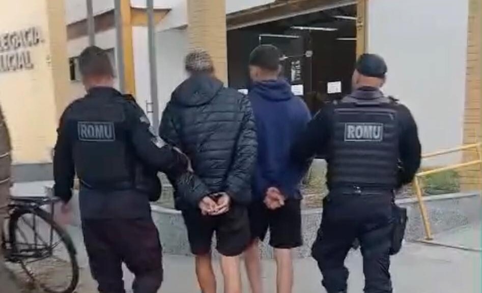 ROMU detém motociclistas sem habilitação após denúncias de manobras perigosas em Cabo Frio