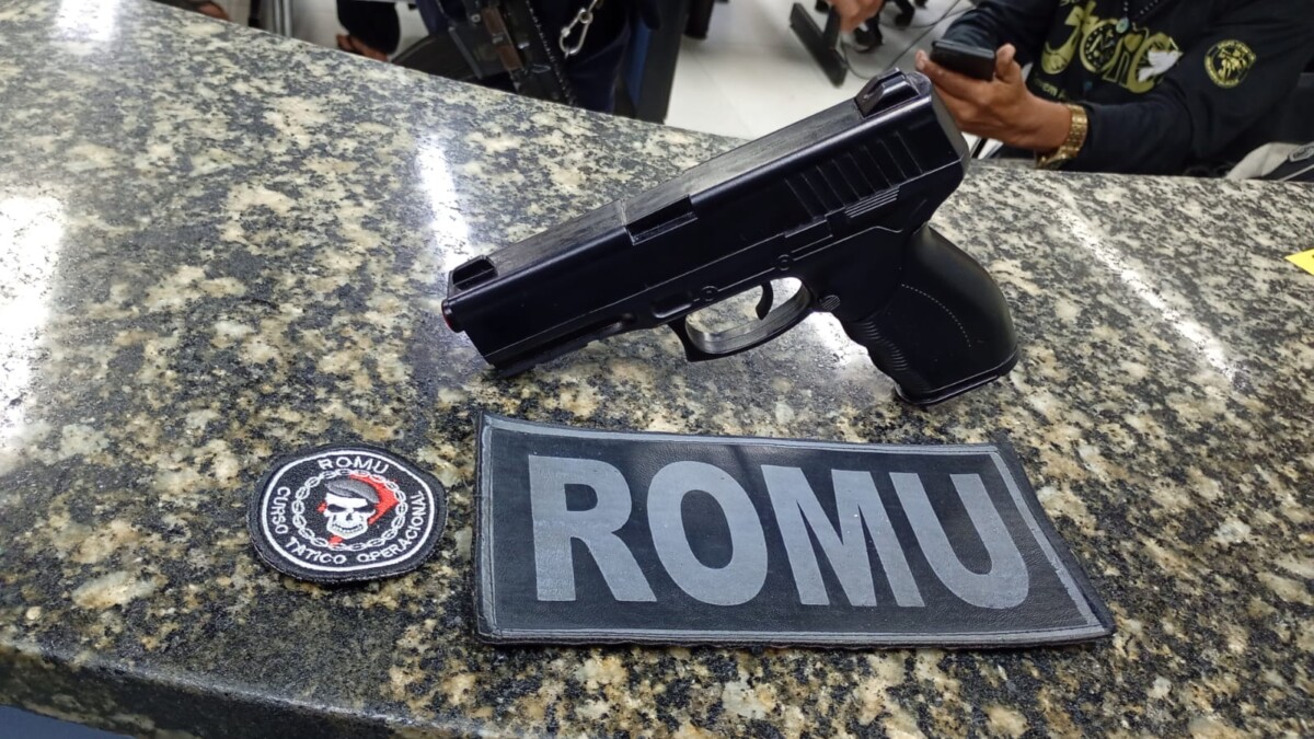 Romu de Cabo Frio detém suspeito por ameaças com arma falsa na Praia do Forte
