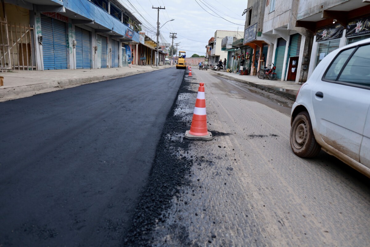 Obras de drenagem e pavimentação avançam em Tamoios e chegam à etapa de asfaltamento na Rua das Pacas