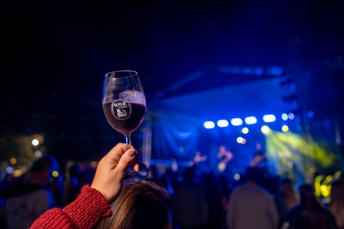 Wine in Búzios 2026 acontece de 03 a 07 de junho com programação gratuita na Praça Santos Dumont