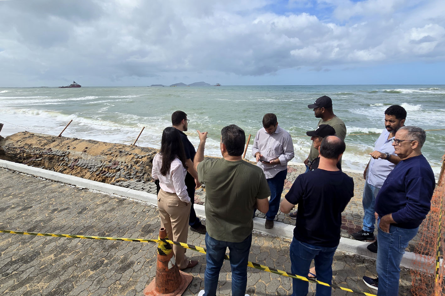 Prefeitura de Macaé realiza ação emergencial para conter desmoronamento de calçadão na Praia Campista