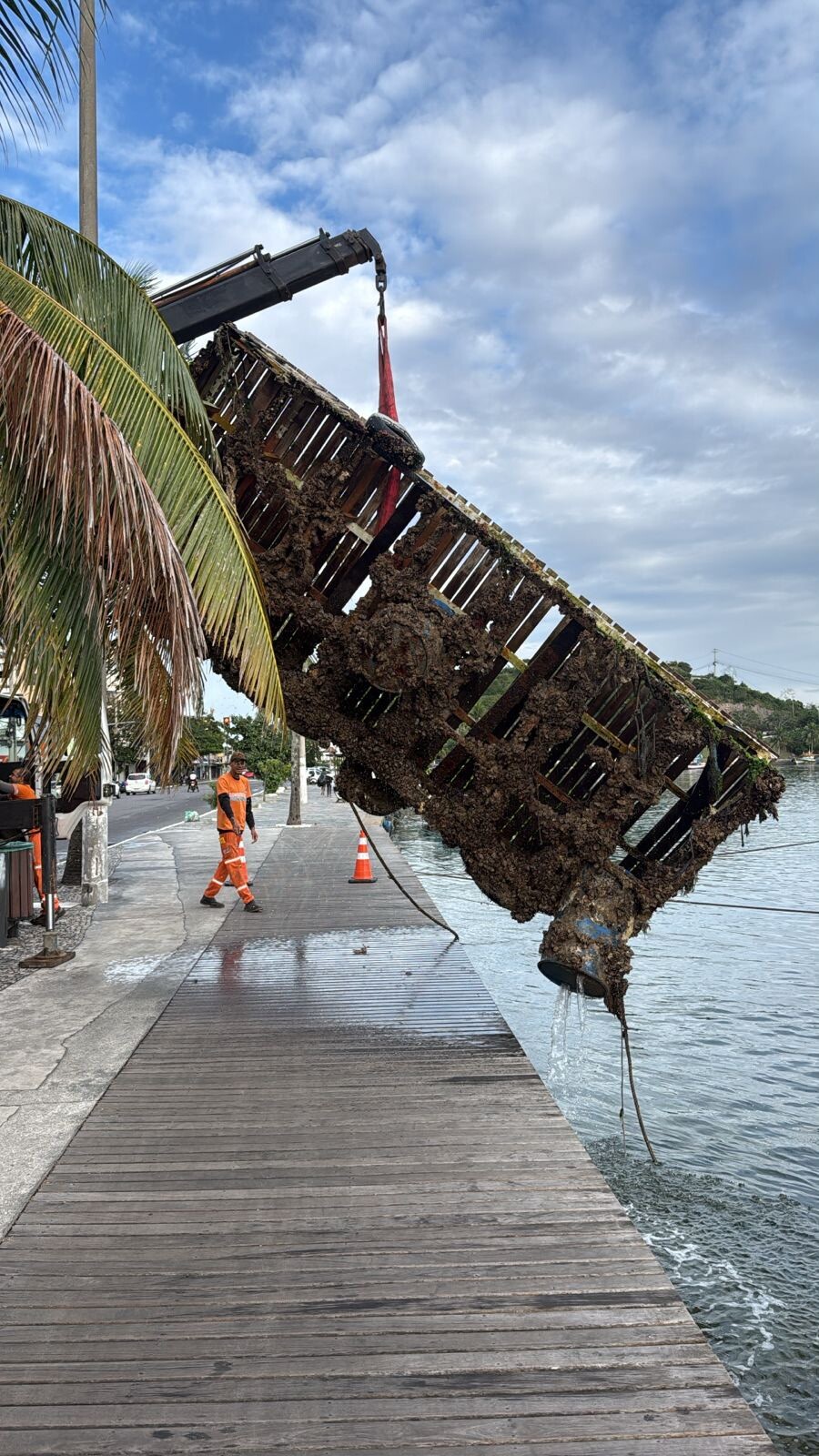 Prefeitura de Cabo Frio realiza retirada de estruturas submersas e resíduos no Canal do Itajuru