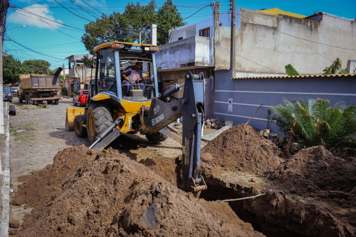 Prefeitura de Cabo Frio avança com obras de drenagem e recuperação viária no Jardim Olinda