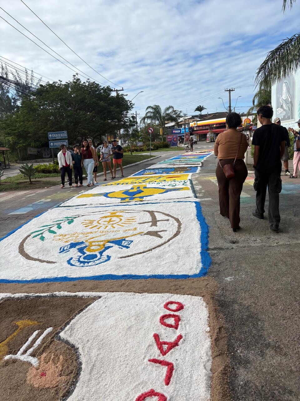 Tapetes de sal e procissão marcam celebração de Corpus Christi em Búzios