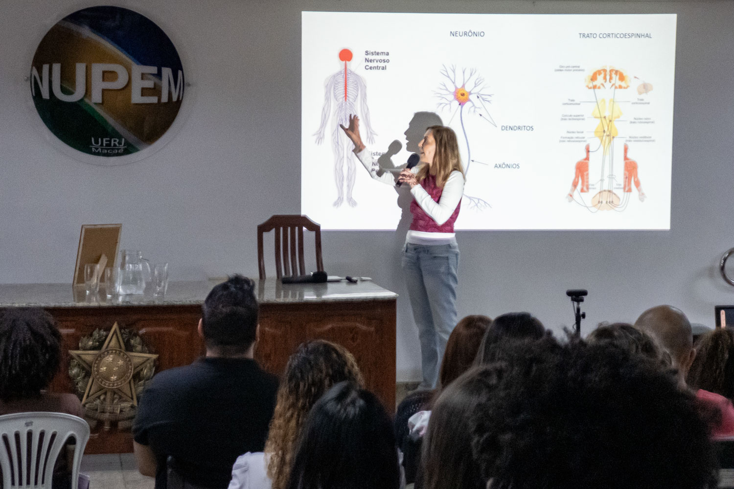 Pesquisadora Tatiana Sampaio lota auditório do Nupem/UFRJ em Macaé