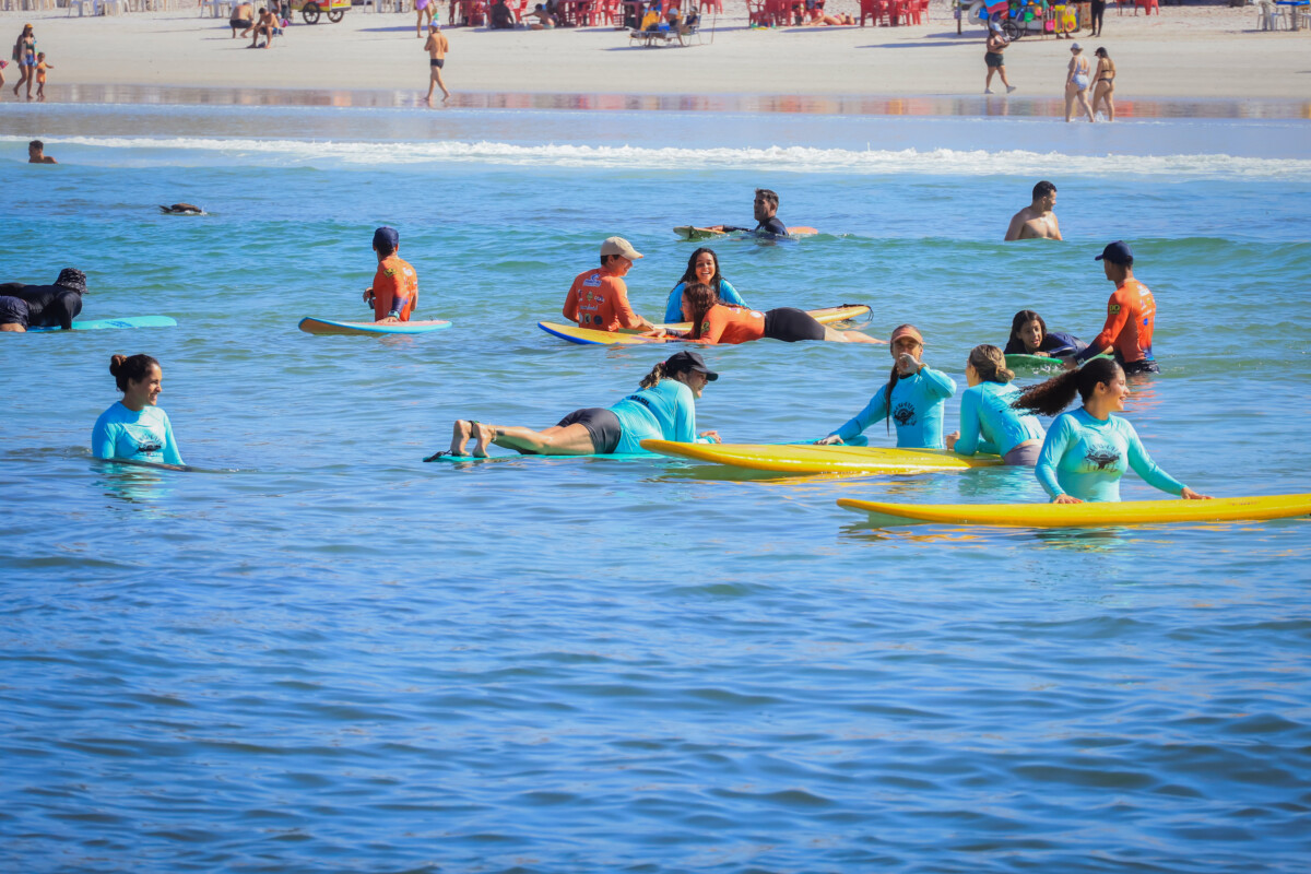 Agosto Lilás chega ao fim com surfe e remada nas águas de Cabo Frio