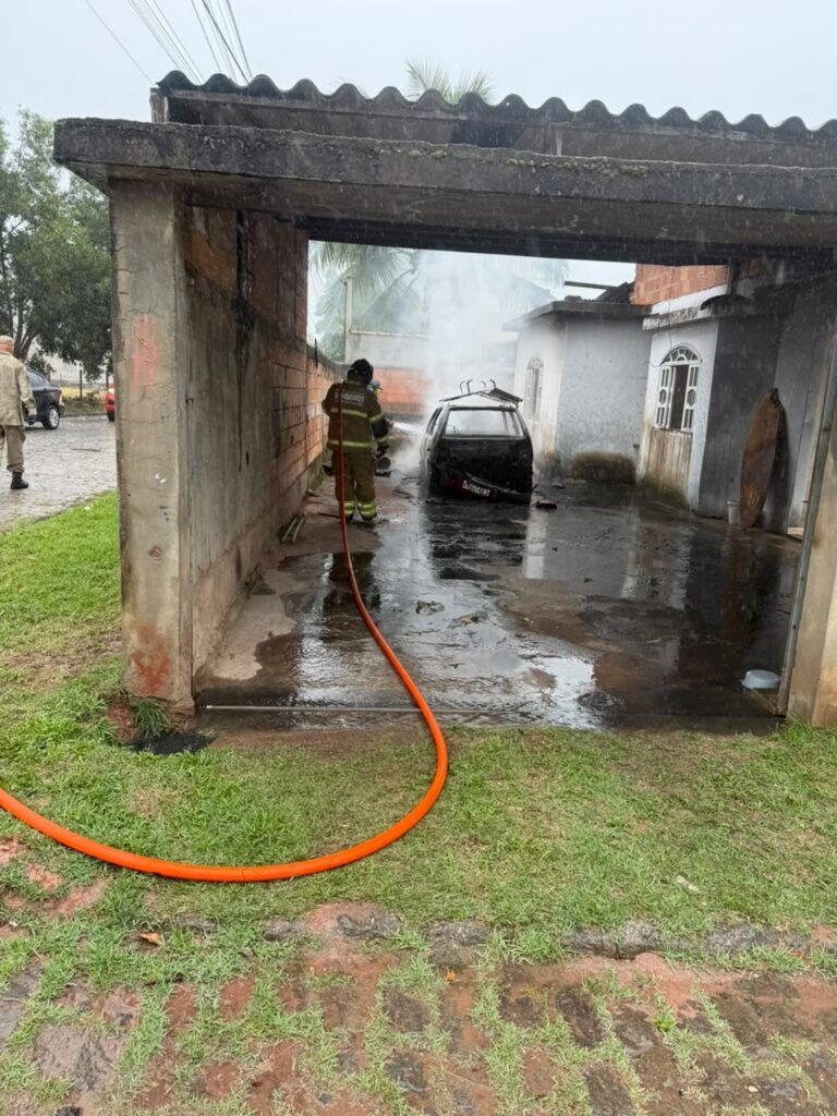 Caminhão hidrojato da Águas de Casimiro auxilia Corpo de Bombeiros no combate a incêndio