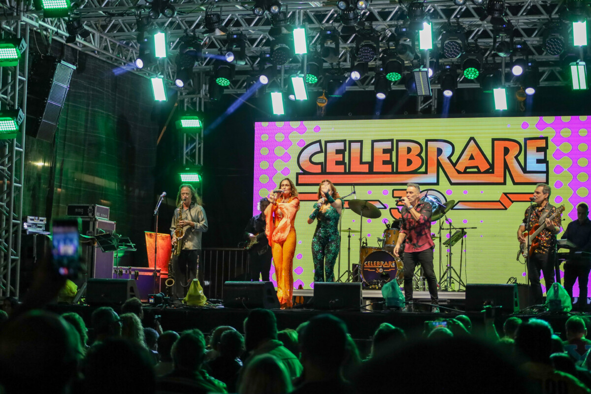Banda Celebrare bota o público para dançar na segunda noite da Festa da Padroeira de Cabo Frio