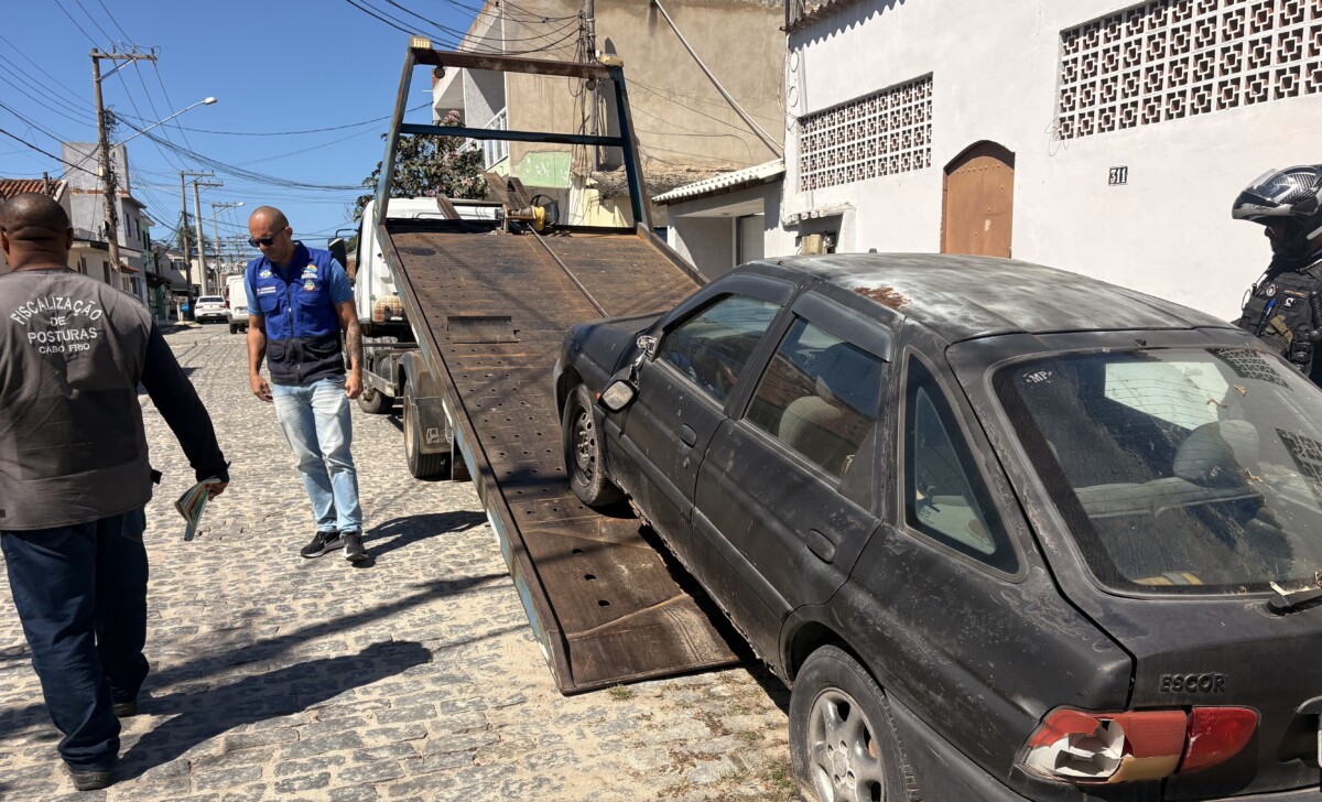 Ação no Jardim Caiçara combate ocupação irregular de calçadas e abandono de veículos