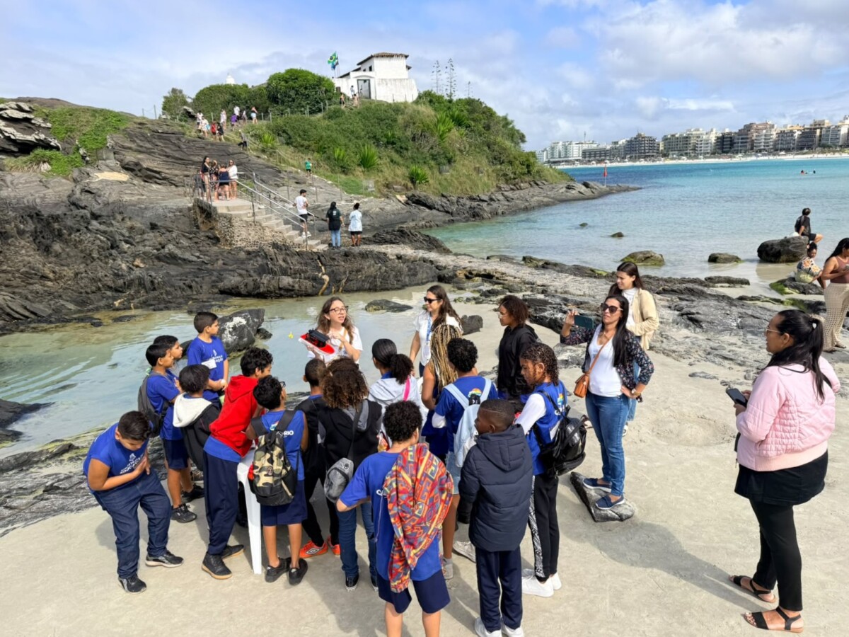 Praia do Forte recebe circuito pedagógico, histórico e cultural com estudantes da rede municipal
