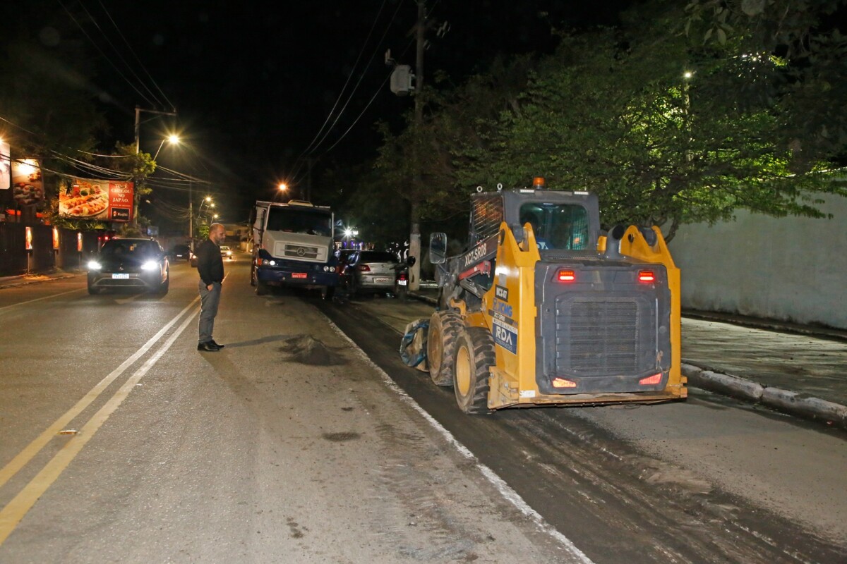 Para reduzir impactos no trânsito, Prefeitura realiza recapeamento em trecho da José Bento Ribeiro Dantas à noite