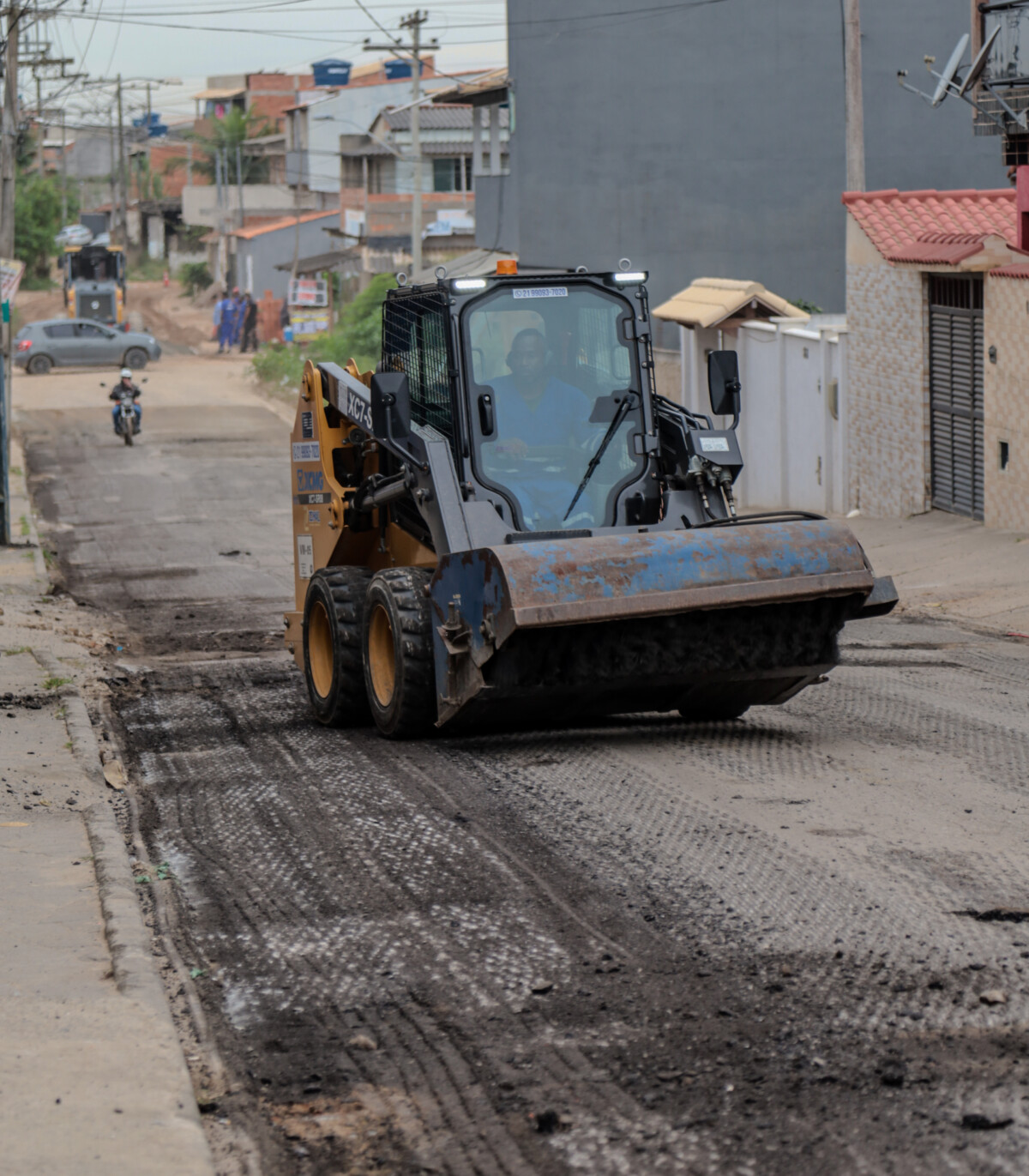 Pavimentação e drenagem são realizadas em diferentes pontos do bairro Monte Alegre, em Cabo Frio