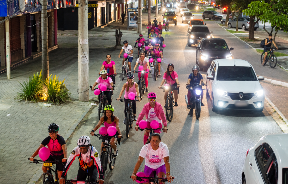 Bike Night reúne dezenas de ciclistas em mobilização do Outubro Rosa em Cabo Frio