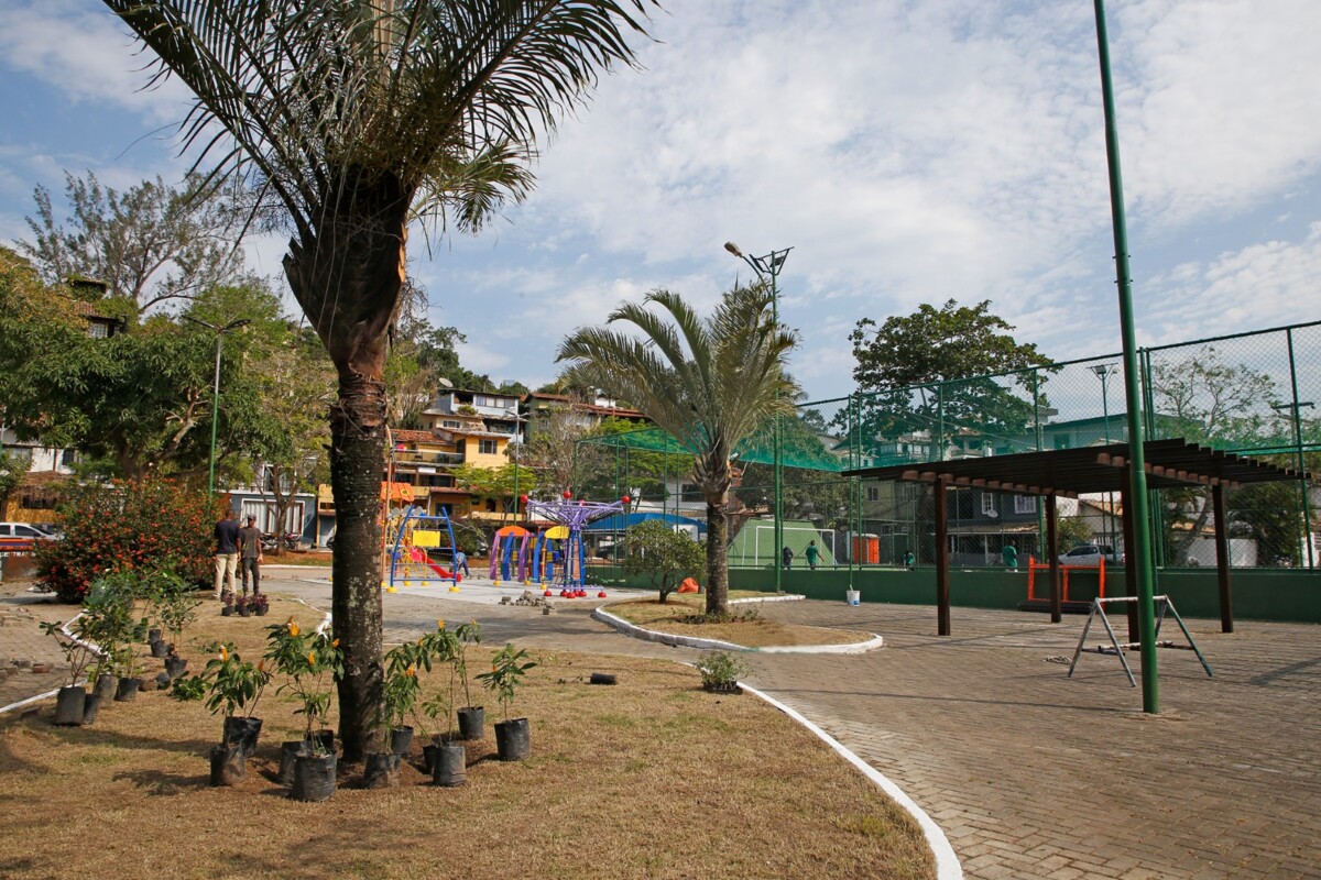 Praça da Mandagora, na Ferradura, passa por revitalização e será entregue em breve
