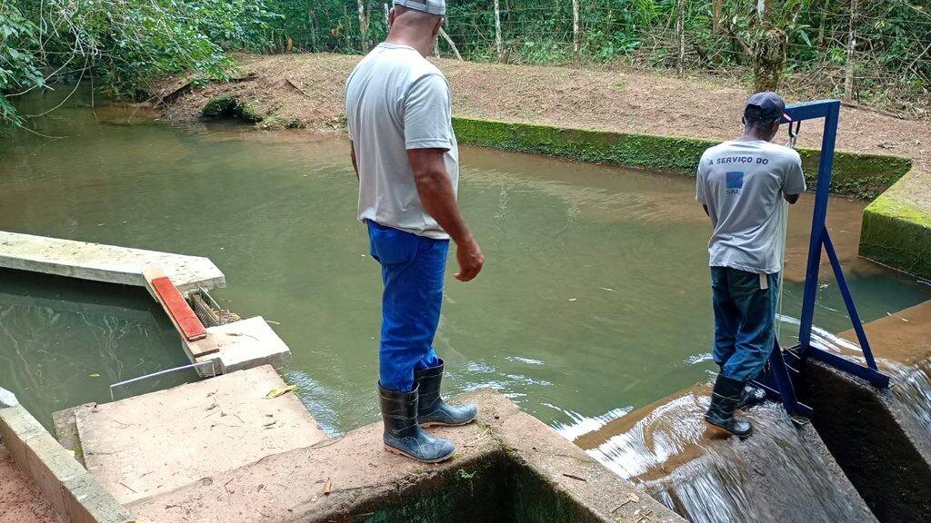 Limpeza de captação garante eficiência do abastecimento de água em Casimiro de Abreu