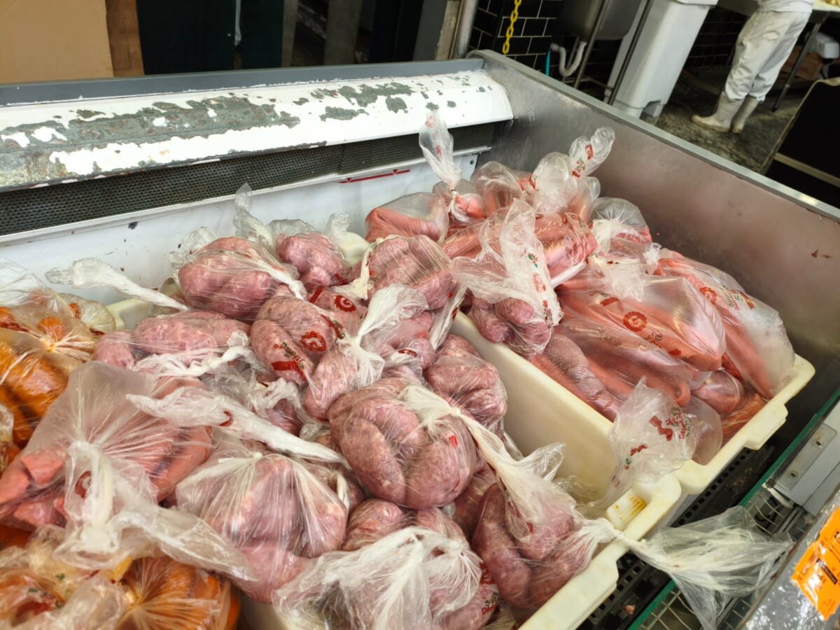 Vigilância Sanitária descarta 60 kg de alimentos fora da validade em supermercado do Jardim Esperança