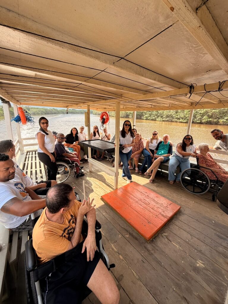 Barco Escola promove passeio especial com idosos da Casa dos Velhinhos