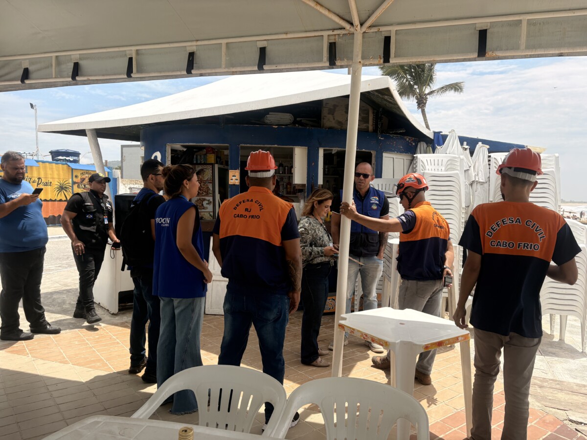 Fiscalização conjunta identifica irregularidades e interdita três estabelecimentos na Praia do Peró